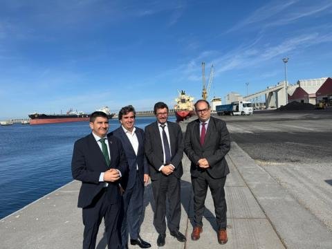 transportes discute con los puertos de a coruña y ferrol la relevancia de fomentar la intermodalidad portuaria.